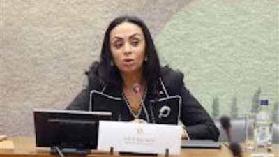 أم تضرب طفلها لإجباره على التسول.. وتدخل عاجل من التضامن 