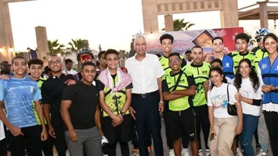 محافظ أسوان يلتقط الصور التذكارية مع الشباب المشارك بمسيرة الدراجات
