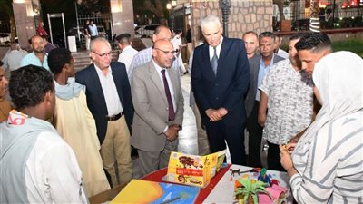 محافظ أسوان يتفقد معرض وورش المنتجات الحرفية