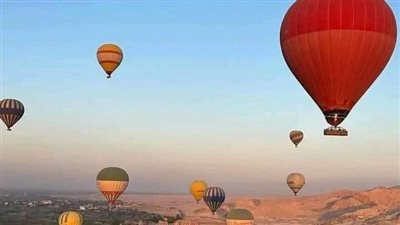 تحليق 44 رحلة بالون طائر تقل 900 سائح في سماء الأقصر