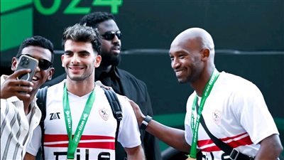 جماهير الزمالك تحتفل مع اللاعبين بالفوز علي بيراميدز 