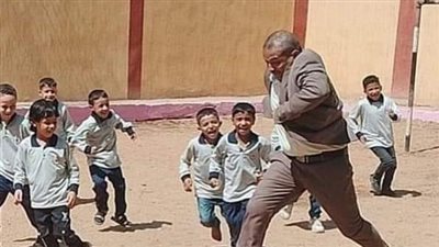 محافظة الجيزة تعلق على صورة مدير المدرسة أثناء لعبه الكرة 