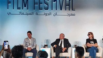 عمرو منسي يتضامن مع الشعب اللبناني خلال مؤتمر مهرجان الجونة السينمائي