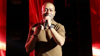 ليلة لا تُنسى.. تامر عاشور يشعل حفل تخرج طلاب آداب إسكندرية «صور»