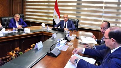 وزير الطيران يلتقي بعدد من مسئولى شركات البالون الطائر لمناقشة أوجه دعم نشاط البالون في مصر