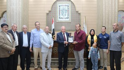 نقابة المعلمين تستقبل أسرة معلم ديرمواس ضحية القهر وتمنح زوجته رحلة عمرة 