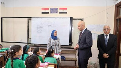 وزير التعليم يطلع على كراسات الحصة والواجب للطلاب ويلتقى أولياء الأمور