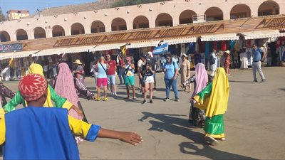 محافظ أسوان يوجه بتقديم عروض فنية وفلكلورية بمرسى فيلة والمطار الدولى