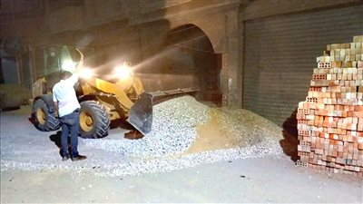 إيقاف أعمال بناء دور مخالف بمدينة الأقصر (صور)