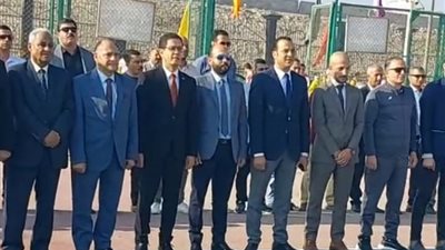 رئيس جامعة بنها يشارك الطلاب تحية العلم والنشيد الوطني في أول يوم دراسي