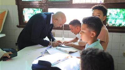 وزير التعليم يشيد بمعلمة لغة عربية بالفيوم