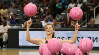 تدوير كرة السلة بأعجوبة.. فتاة أمريكية تلف 10 في المرة الواحدة