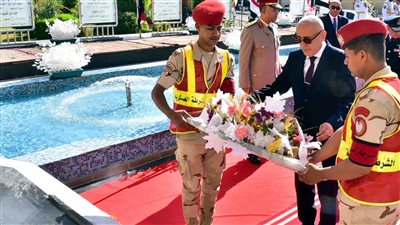 محافظ الأقصر يضع إكليل الزهور أمام النصب التذكاري بمناسبة احتفالات أكتوبر 