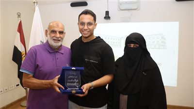 «أورام الأقصر» تكرم متعافيا لتفوقه بالدراسة الجامعية (صور)