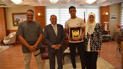 محافظ بورسعيد يكرم يوسف البهائي بطل العالم للشباب في الكونغ فو