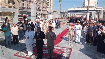 محافظ الدقهلية يضع إكليلًا من الزهور على النصب التذكارى للجندى المجهول