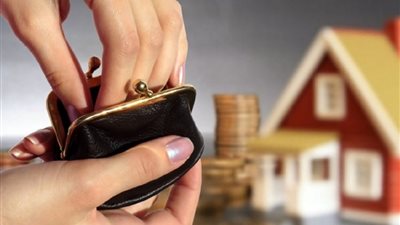 ملك تقيم دعوى نفقة ضد زوجها بمحكمة الأسرة.. والسبب «حماتها»