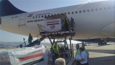 مصر للطيران تضم شحنة مساعدات من الأدوية والمستلزمات الطبية والإغاثية للبنان وتنقل286مصريًا
