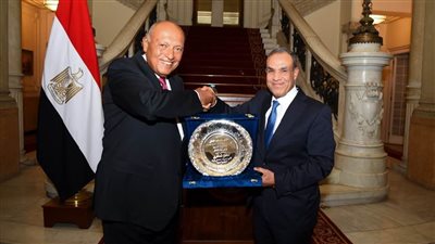 بالصور.. وزير الخارجية والهجرة يُكرم الوزير السابق سامح شكري