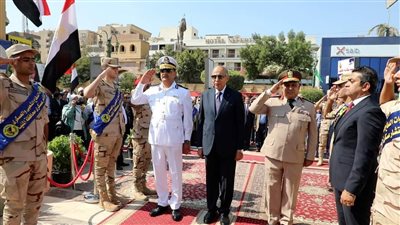 محافظ المنيا يضع إكليلا من الزهور على النصب التذكارى للشهداء