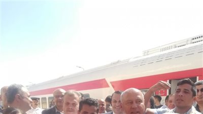 كامل الوزير يجري حوارا مع أهالي سيناء بعد عودة تشغيل القطارات