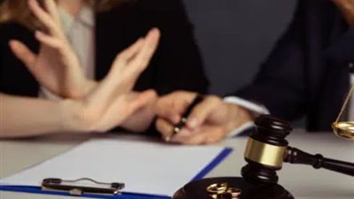 «بيساعدني بشغل البيت».. سميرة تقيم دعوى طلاق بمحكمة الأسرة