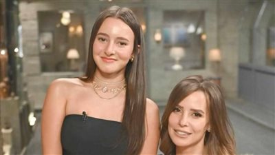 إيمان العاصي: والديّ انفصلا وعمري 9 سنوات.. ولدي تعلق مرضي بابنتي