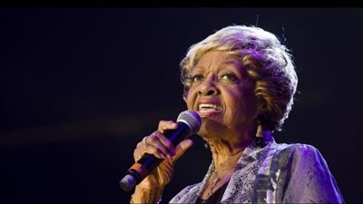 وفاة عازفة السول الأمريكية هيوستن عن عمر يناهز 91 عاما