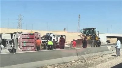 انقلاب سيارة تريلا محملة بالرمال بالطريق الأوسطي اتجاه حلوان