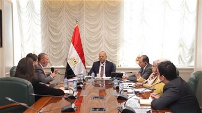 وزير العمل يلتقي وفدًا 