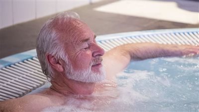 مطلوب متطوعين من كبار السن للاسترخاء في حمام ساخن.. لهذا السبب