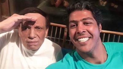والله العظيم دي الحقيقة.. عمر متولي يكشف تطورات الحالة الصحية لـ عادل إمام (فيديو)