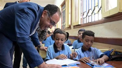 رئيس الوزراء يتفقد مدرسة الملكات بالأقصر ويطلع على نتائج التقييمات (صور)