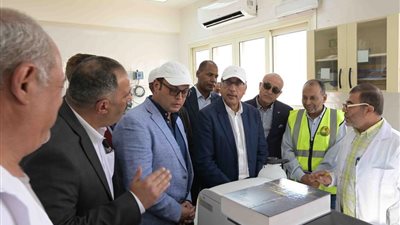 رئيس الوزراء يتفقد محطة مياه الشرب الجديدة بقرية الهنادي بالأقصر (صور)