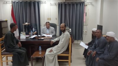 رئيس مدينة الزينية يلتقي بالأهالي لبحث أزمة الصرف الصحي شمال الأقصر (صور)