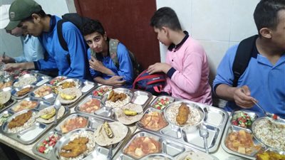بالصور.. 3 أنواع من التغذية المدرسية بالجيزة