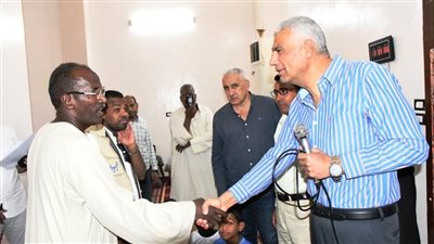 عقب أداء صلاة الجمعة.. محافظ أسوان يستمع لمطالب أهالي أبو سمبل