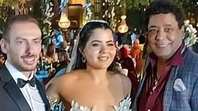 محمد منير يغيب عن تكريمه في مهرجان الموسيقى ويحضر زفاف ابنة رولا خرسا 