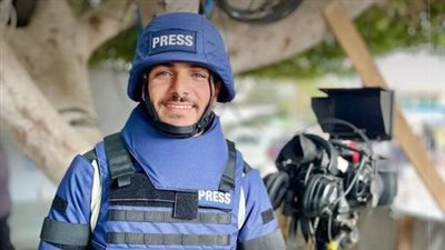 مصور الجزيرة علي العطار يدخل في غيبوبة لاختراق شظية صاروخ إسرائيلي رأسه