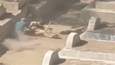 التربي ونجله في قبضة الشرطة.. كشف ملابسات فيديو نبش القبور بالخانكة 