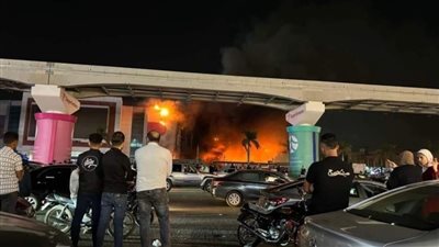 بالصور.. حريق ضخم يلتهم مبنى تجاري بالتجمع الخامس