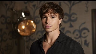 ألكسندر شافيز يلعب دور لايل مينينديز وكاهن على شاشة التلفزيون