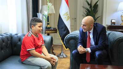 بالصور.. وزير التعليم يستقبل الطالب صاحب واقعة بيع السبح بمترو الأنفاق