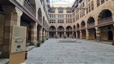 تصميم وتنفيذ 73 لوحة إرشادية ومعلوماتية ل 21 مبنى أثري بشارع المعز بالقاهرة التاريخية