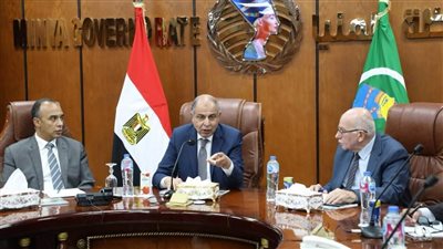 محافظ المنيا يبحث خطة دعم الاستثمار وتذليل العقبات أمام المستثمرين