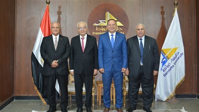 رئيس الجامعة يستقبل وزير التربية والتعليم السابق لحضور مناقشة رسالة ماجستير