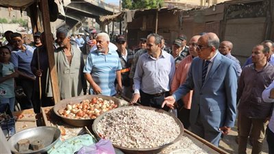 محافظ المنيا يتفقد الأسواق لمتابعة الأسعار وتوافر السلع الغذائية