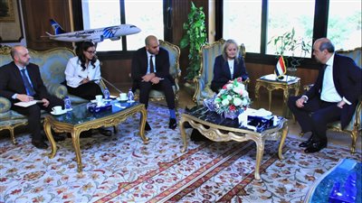 وزير الطيران المدنى يلتقي مسئولي البنك الأوروبي لإعادة الإعمار والتنمية 