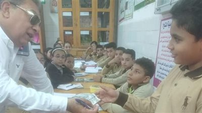 محافظ الدقهلية يمنح طالب مائة جنيه بعد إجابته على سؤاله