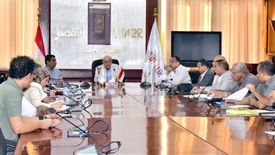 محافظ الأقصر يتابع آخر مستجدات ملفي التصالح وتقنين أراضي الدولة (صور)